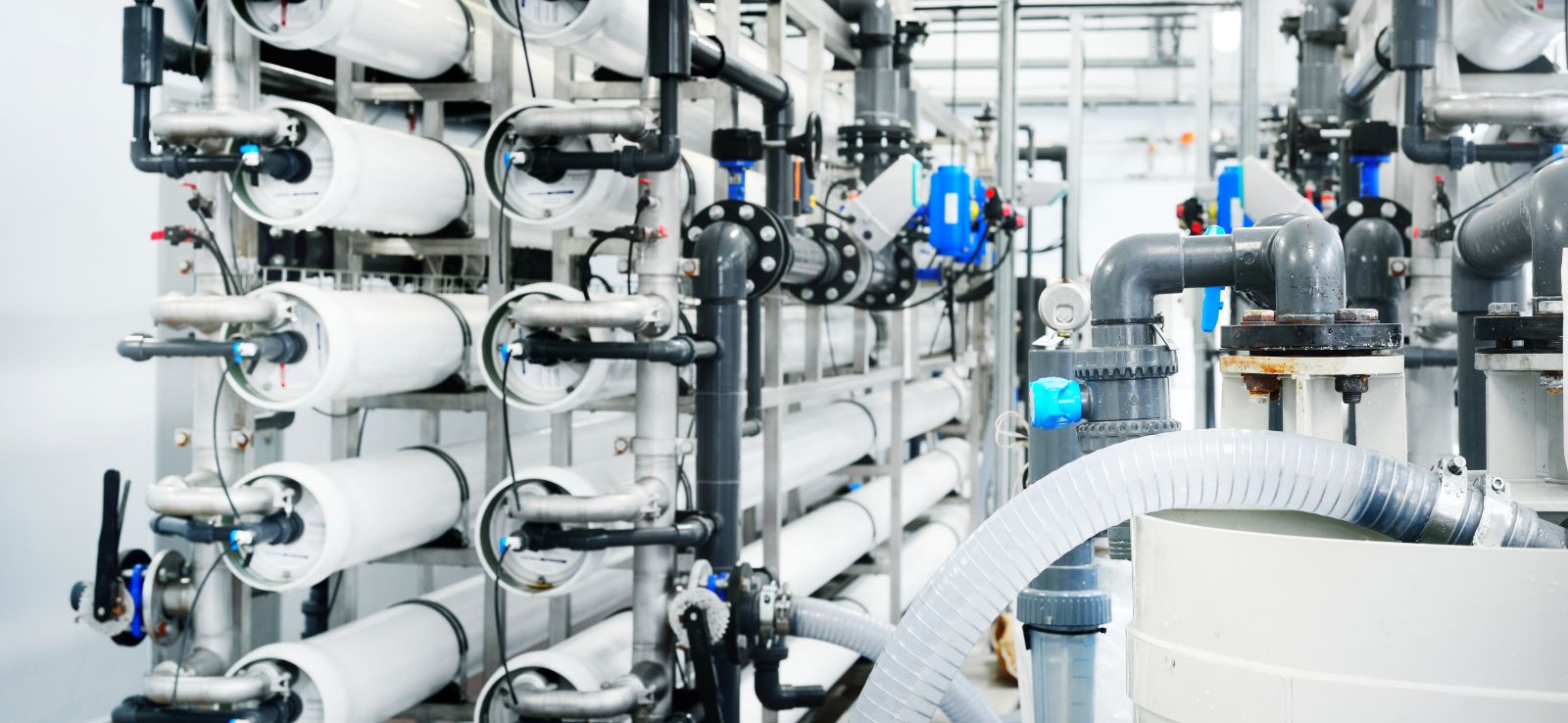Reverse osmosis system with membrane housings and service piping